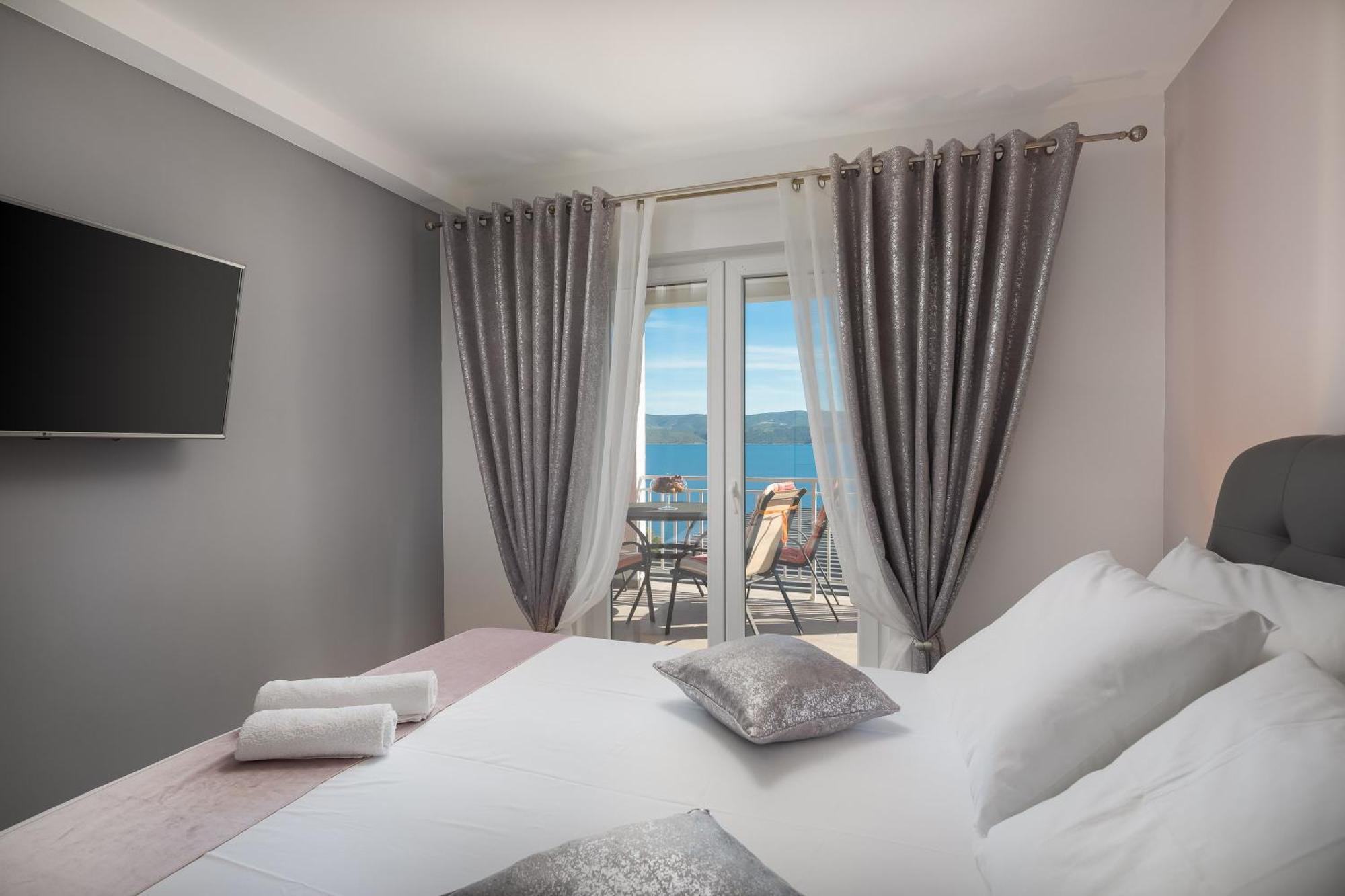 Luxury Seafront Villa With Heated Pool, Jacuzzi, Sea View, 150 M From Beach Stanici Exterior foto